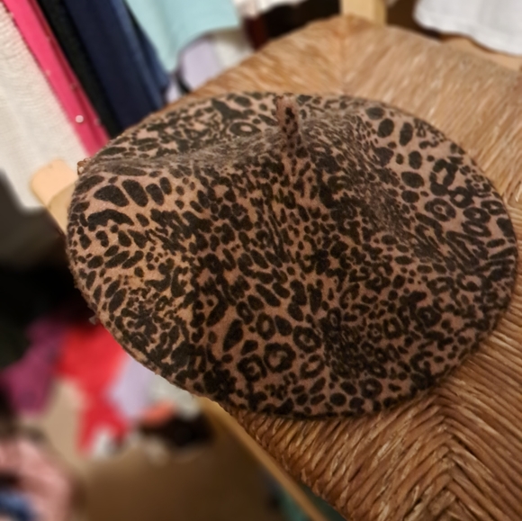 International Concepts Women's Cheetah Beret - Picture 2 of 3